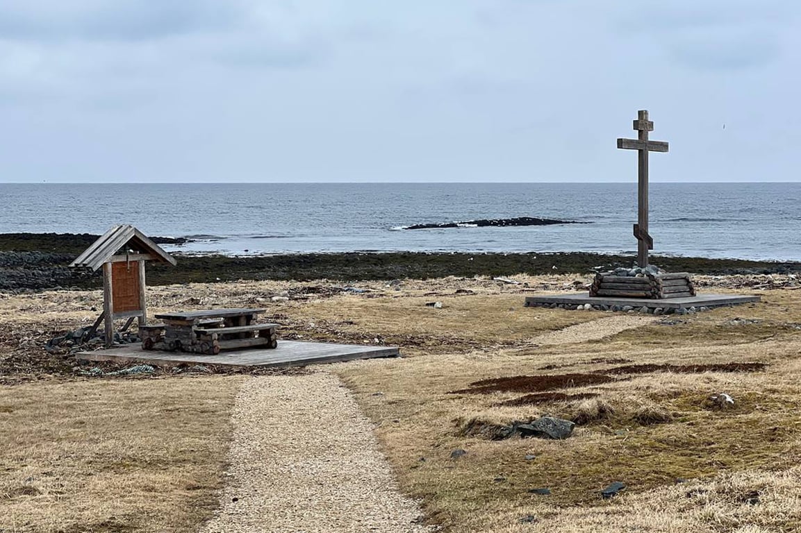 Православный крест, установленный российскими ветеранами ФСБ. Фото: Ирина Кравцова