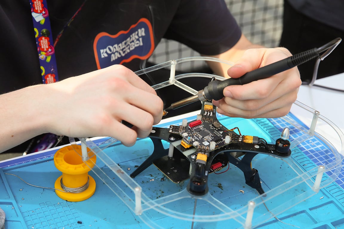 Сборка дрона на форуме колледжей Москвы 2026 в Гостином дворе, Москва, 23 марта 2026 года. Фото: Василий Кузьмичёнок / Агентство «Москва»