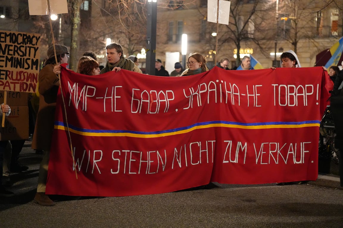 Надпись на плакате: «Мир — не базар. Украина — не товар». voleemor / «Новая Газета Европа»