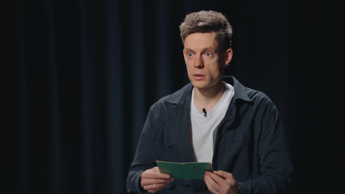 Юрий Дудь с свидетельством о рождении Дениса Капустина. Скриншот из видео: вДудь /  YouTube