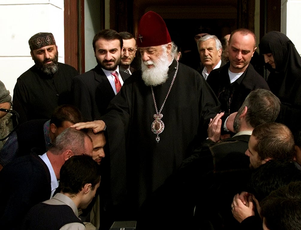 Патриарх Грузии Илия II благословляет участников акции протеста против подписания пакта с Ватиканом в Тбилиси 19 сентября 2003 года. Фото: Фото: David Mdzinarishvili / REUTERS / Scanpix / LETA