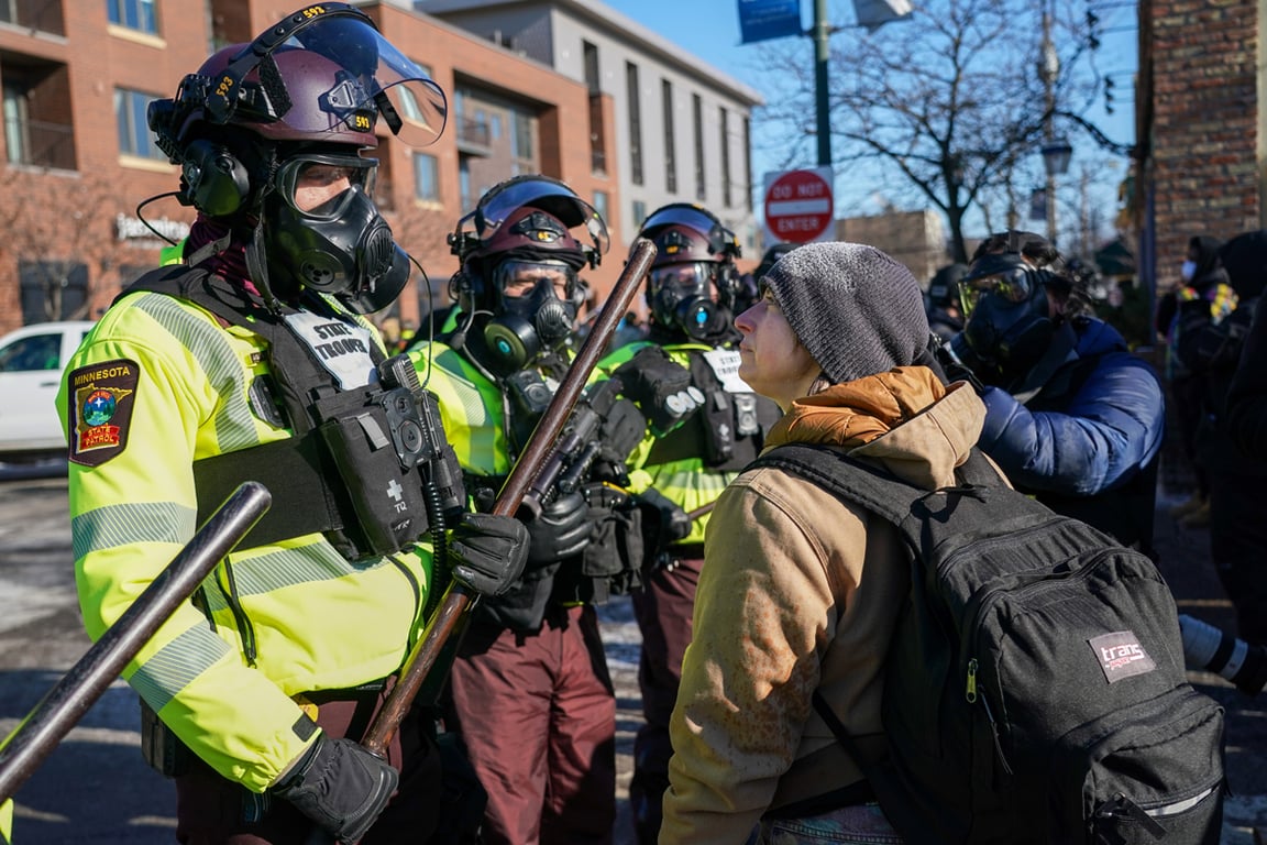 Протестующий перед строем федеральных офицеров в Миннеаполисе, Миннесота, США, 24 января 2026 года. Фото: Craig Lassig / EPA