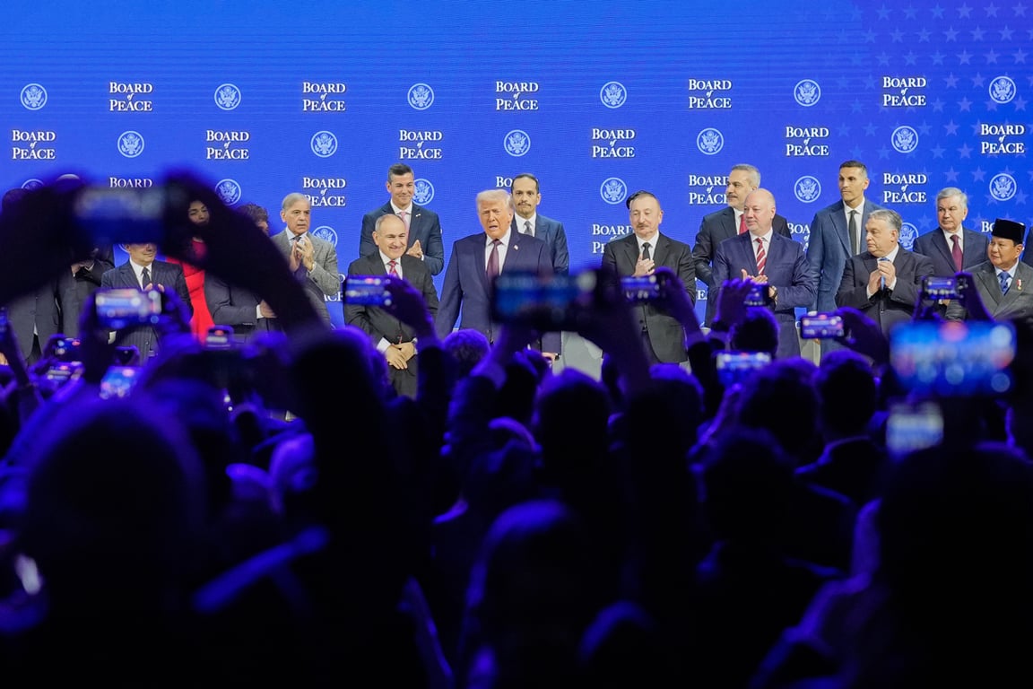 Дональд Трамп стоит за трибуной в начале сессии, посвящённой инициативе «Совет мира» на заседании Всемирного экономического форума, Давос, Швейцария, 22 января 2026 года. Фото: Markus Schreiber / AP Photo / Scanpix / LETA