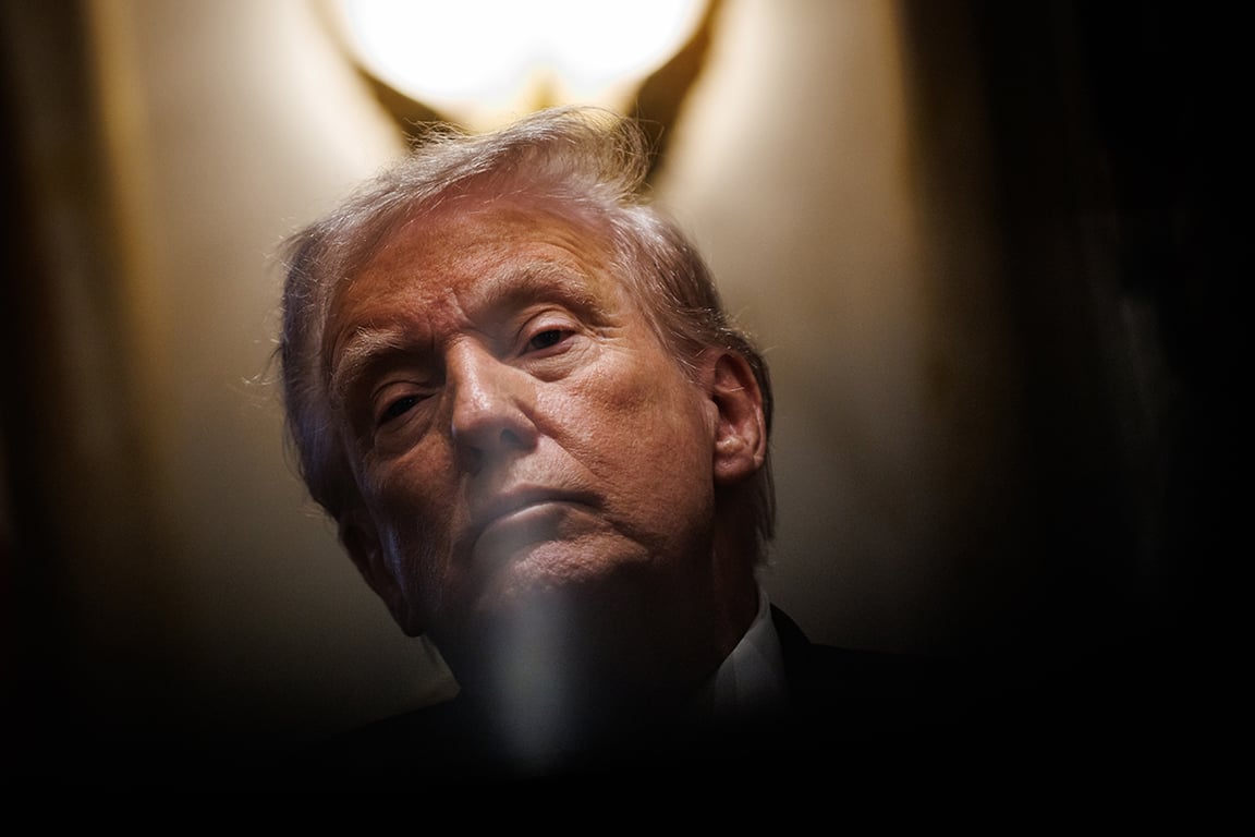 Президент США Дональд Трамп во время заседания кабинета министров в Белом доме в Вашингтоне, округ Колумбия, США, 9 октября 2025 года. Фото: Samuel Corum / EPA