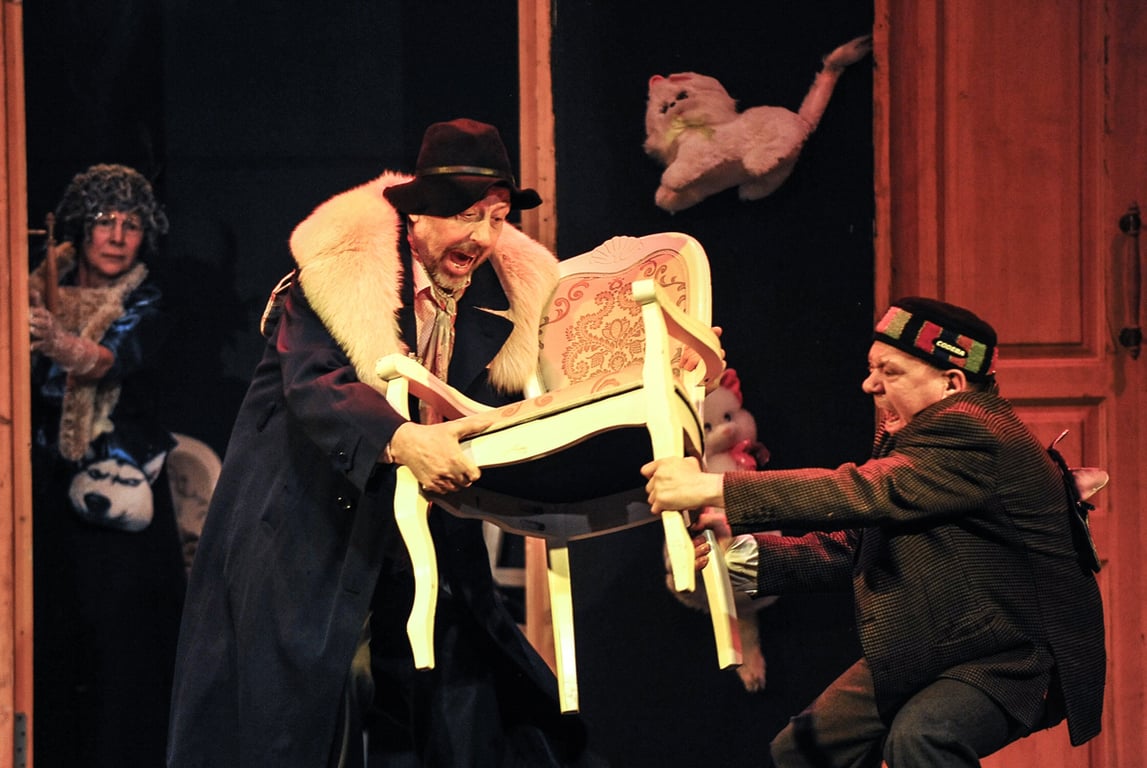 Николай Коляда в роли Воробьянинова в сцене из спектакля «Двенадцать стульев» в постановке «Коляда-театра» из Екатеринбурга в театральном центре «На Страстном», Москва, 21 января 2020 года. Фото: Александр Авилов / АГН «Москва»