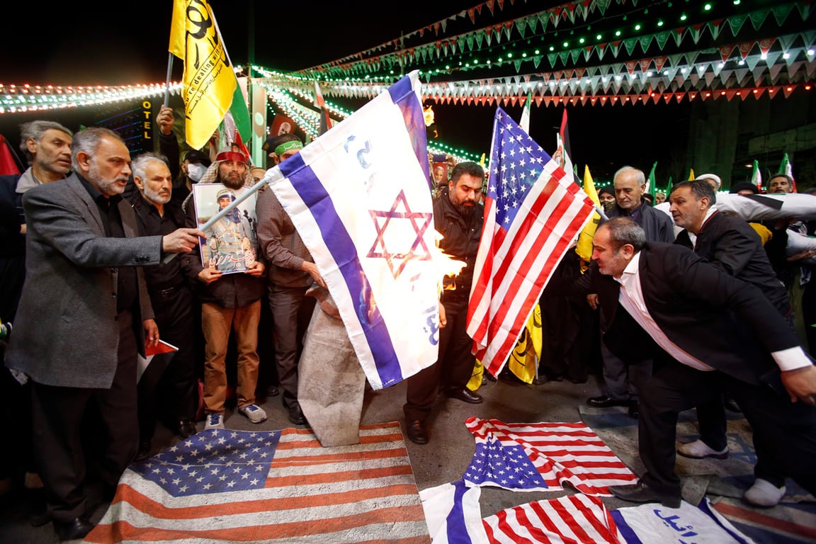 Иранцы сжигают флаги Израиля и США во время антиизраильской демонстрации на площади Палестины в Тегеране, 1 апреля 2024 года. Фото: Abedin Taherkenareh / EPA