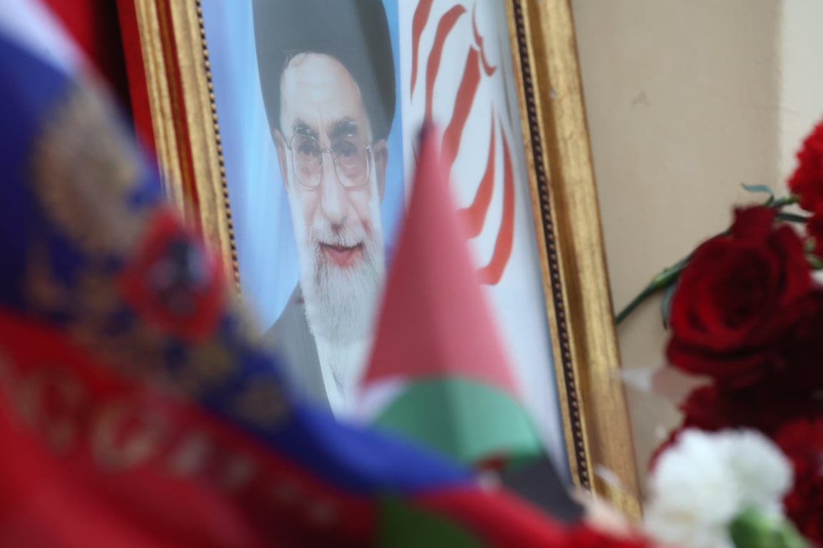 Стихийный мемориал с портретом покойного аятоллы Али Хаменеи у посольства Ирана в Москве, 2 марта 2026 года. Фото: Максим Шипенков / EPA