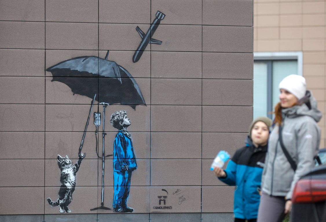 Мурал на стене детской больницы «Охматдет» в Киеве, Украина, 10 декабря 2025 года. Фото: Sergey Dolzhenko / EPA