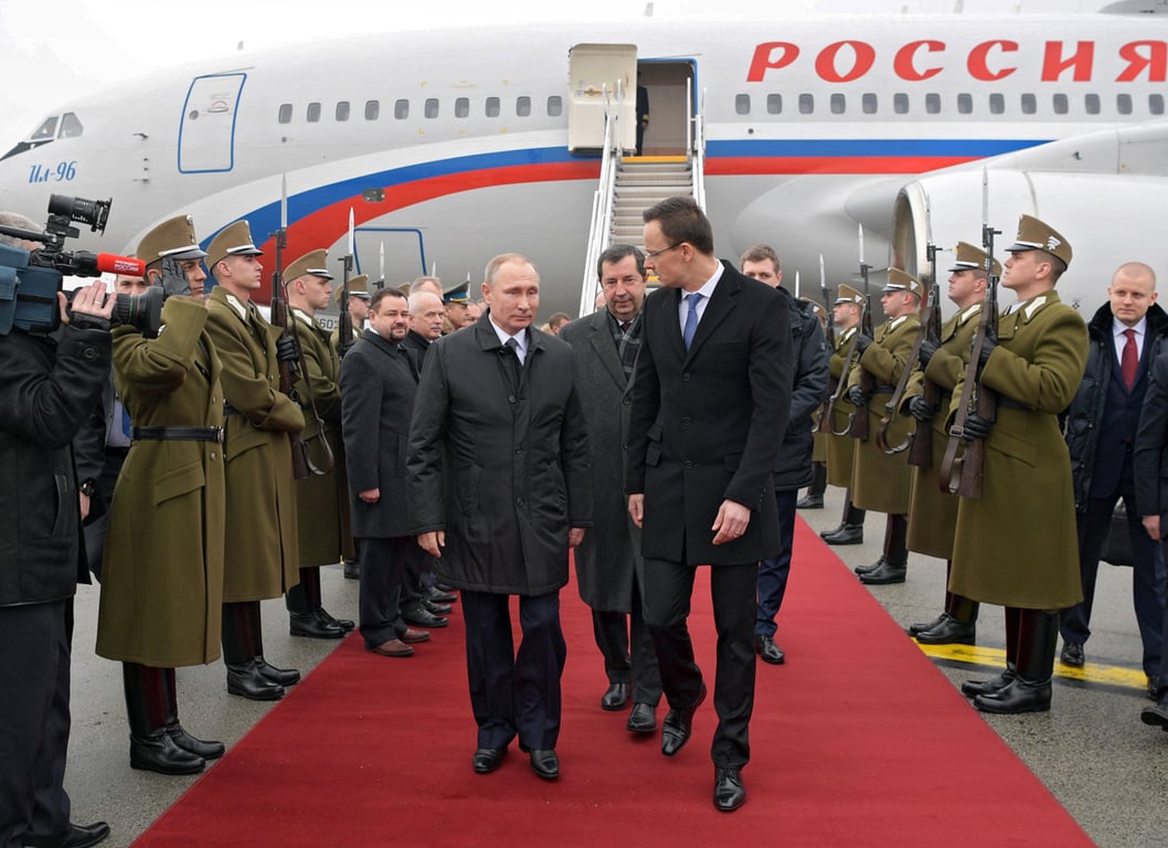 Владимир Путин и министр иностранных дел и внешней торговли Венгрии Петер Сийярто, Будапешт, Венгрия, 2 февраля 2017 года. Фото: Алексей Дружинин / Спутник / Kremlin / EPA