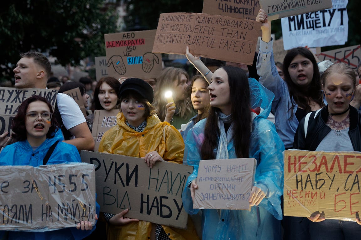 Украинцы участвуют в протесте против ограничения автономии антикоррупционных органов, Киев, Украина, 30 июля 2025 года. Фото: Sergey Dolzhenko / EPA