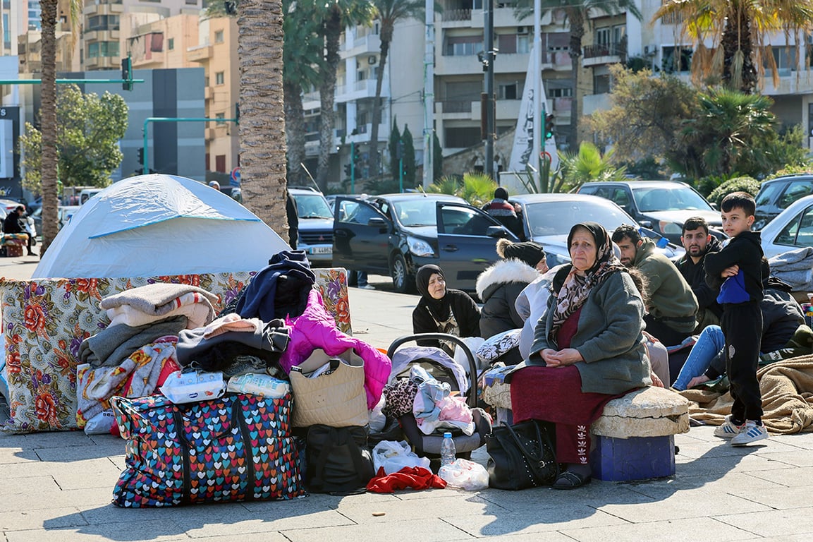 Перемещенные жители сидят вдоль Корниш-аль-Манара в Бейруте, Ливан, 3 марта 2026 года. Фото: Wael Hamzeh / EPA
