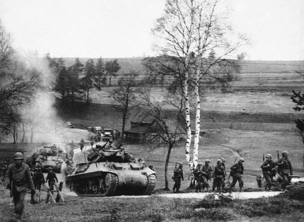 Военная техника среди солдат 90-й пехотной дивизии Третьей армии США генерала Джорджа Паттона у чехословацкой границы, близ Аш, 18 апреля 1945 года. Фото: AP Photo / Scanpix / LETA