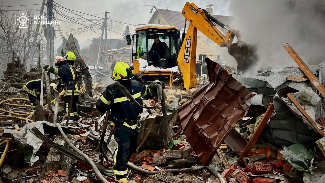 Rescue workers attempt to clear rubble from a village in Ukraine’s Kyiv region following Russian shelling, 22 February 2026. Photo: State Emergency Service of Ukraine