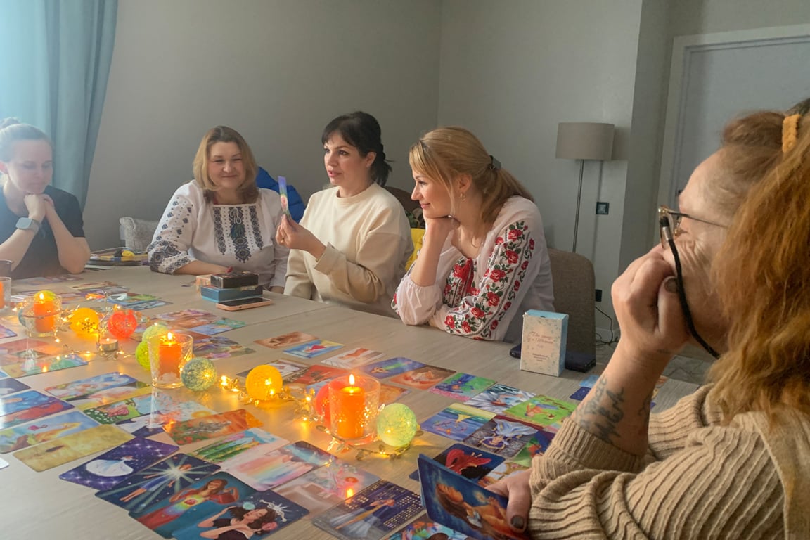 Психологи встречаются с женщинами, освобожденными из российского плена. Фото: Ольга Мусафирова / «Новая Газета Европа»