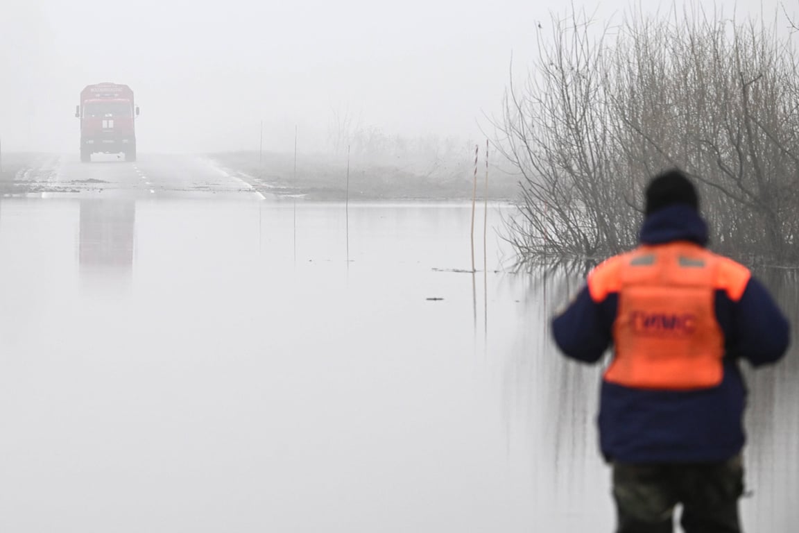 Сотрудник МЧС у затопленной дороги в Луховицком районе Московской области, 2 апреля 2026 года. Фото: Михаил Воскресенский / Спутник / Imago Images / Scanpix / LETA
