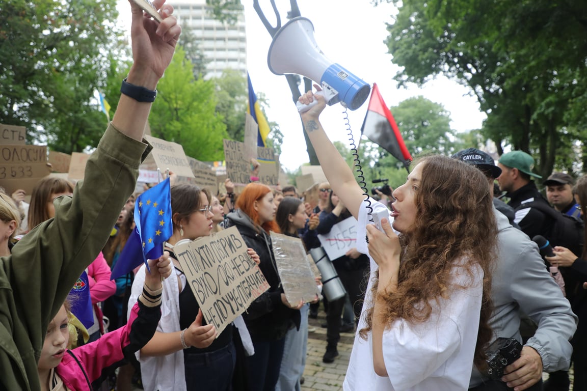 Протестующая выкрикивает лозунги на митинге в Мариинском парке, Киев, Украина, 31 июля 2025 года. Фото: Yuliia Ovsiannikova / Ukrinform / Shutterstock / Rex Features / Vida Press