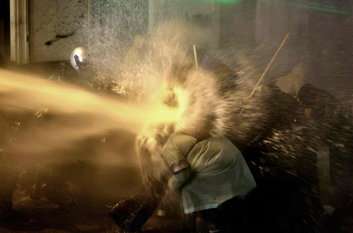 Полиция применяет водомёты для разгона протестующих у здания парламента в Тбилиси, Грузия, 1 декабря 2024 года. Фото: Giorgi Arjevanidze / AFP / Scanpix / LETA