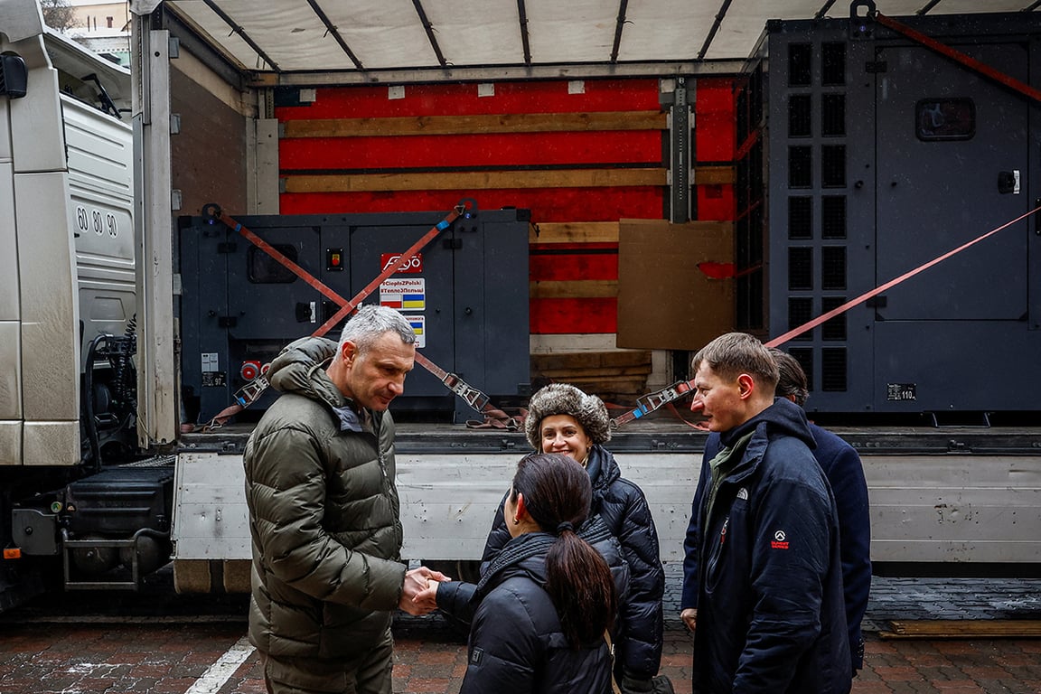 Мэр Киева Виталий Кличко получает генераторы, доставленные из Польши в  качестве гуманитарной помощи, 26 января 2026 года. Фото: Alina Smutko / REUTERS / Scanpix / LETA