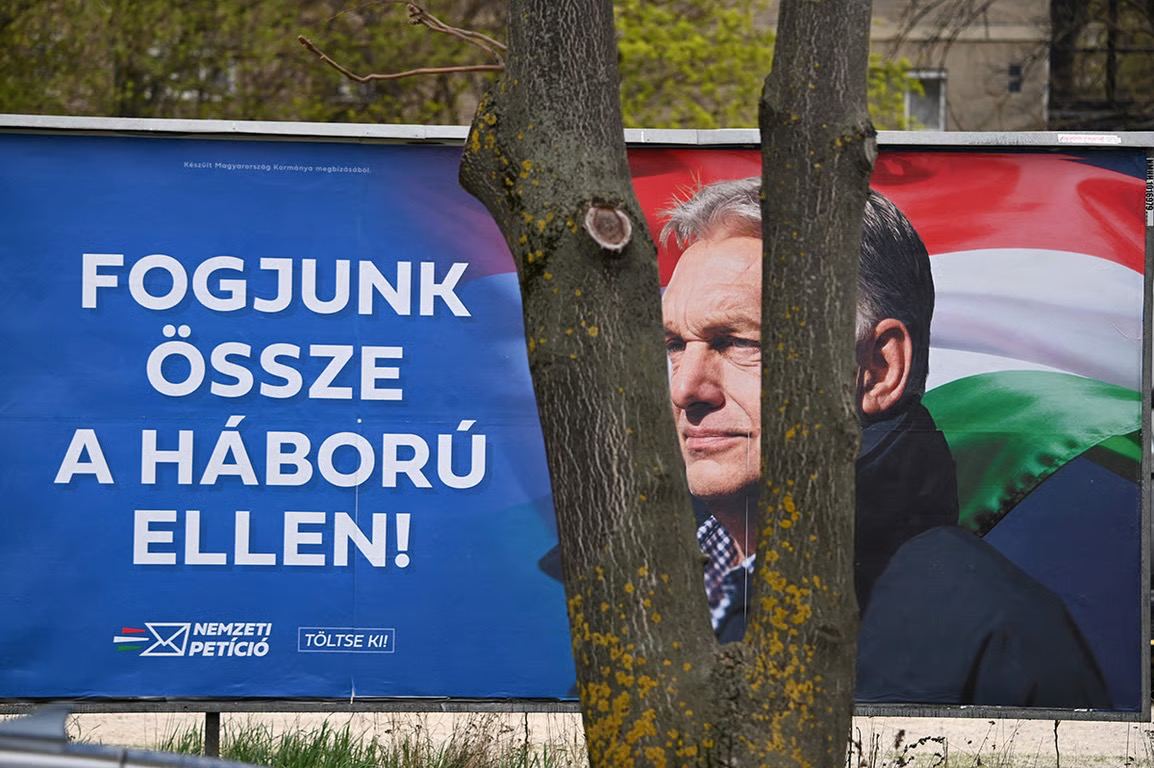 A billboard featuring a portrait of Viktor Orbán with the slogan “Let’s unite against war” in Budapest, 27 March 2026. Photo: Attila Kisbenedek / AFP / Scanpix / LETA.