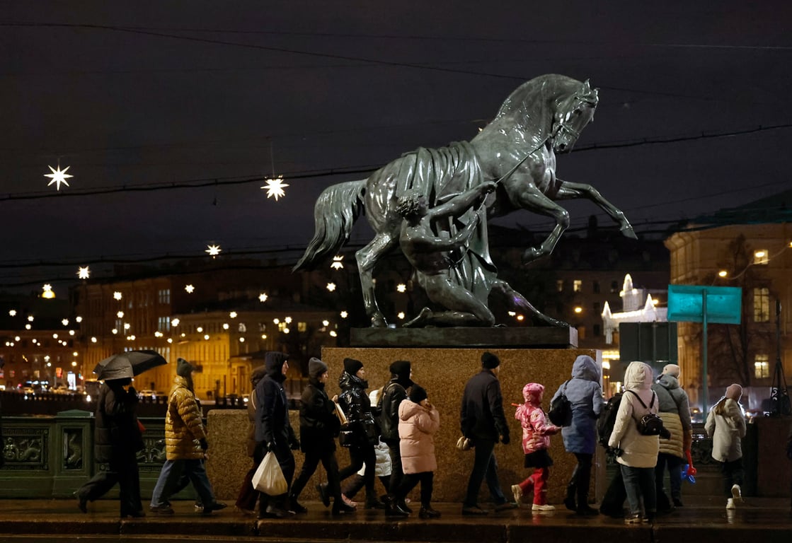 Прохожие на Аничковом мосту в Санкт-Петербурге, 29 ноября 2025 года. Фото: Анатолий Мальцев / EPA