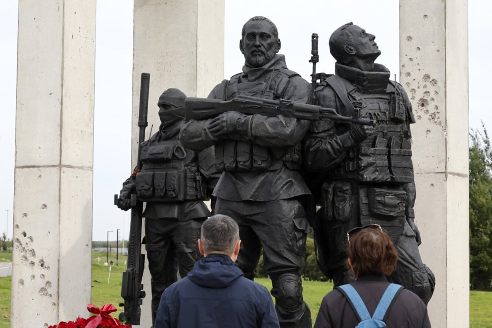 People look at the newly unveiled monument to the ‘Heroes of the Special Military Operation’ by sculptor Meiram Baimukhanov, in Kudrovo, outside St. Petersburg, Russia, 15 September 2025. EPA/ANATOLY MALTSEV