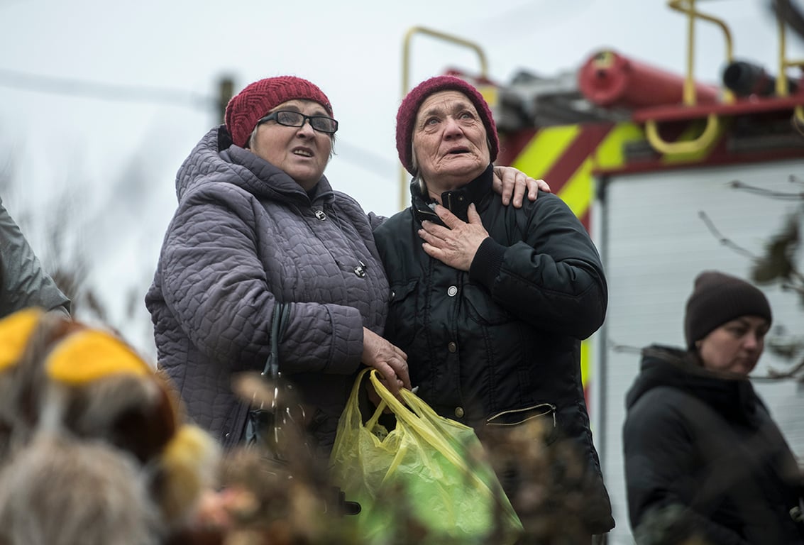 Прохожие на месте российского удара по высотному жилому зданию в Тернополе, Западная Украина, 21 ноября 2025 года. Фото: Maxym Marusenko / EPA