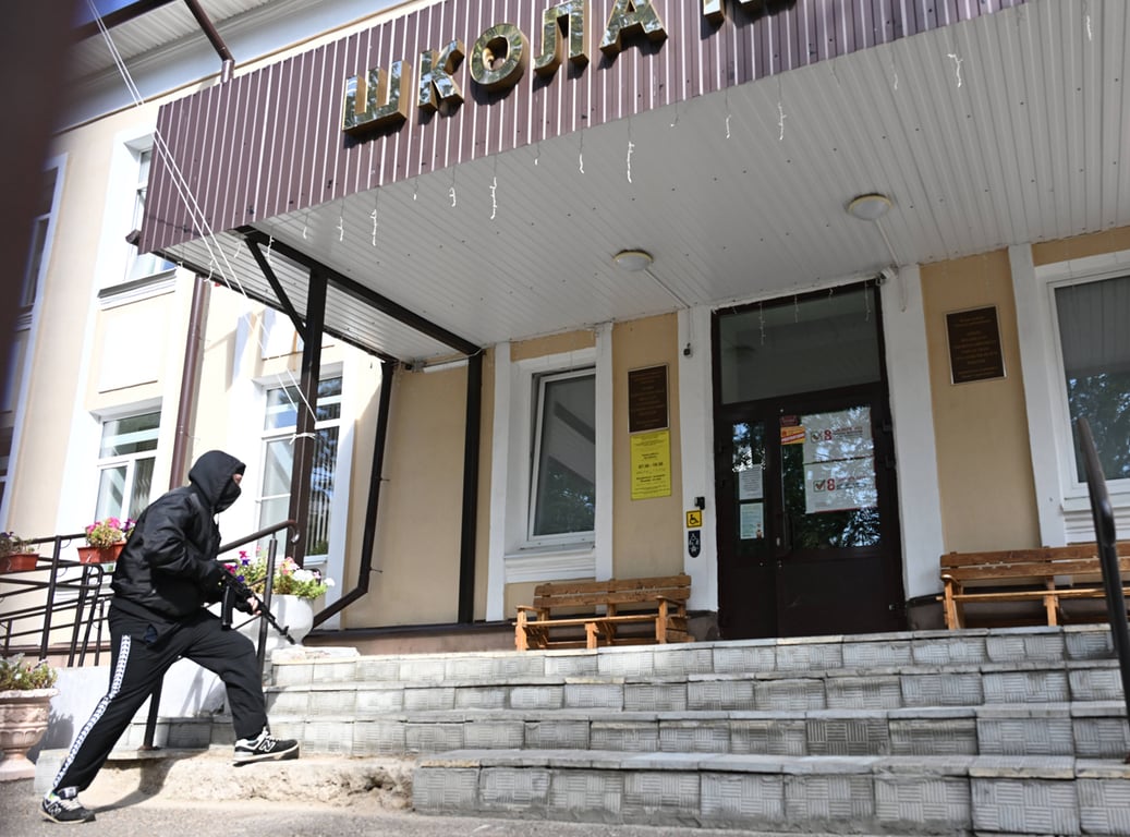 Участник всероссийских антитеррористических учений для персонала школ, колледжей и летних лагерей в роли условного преступника в средней школе №120 в Казани, Республика Татарстан, 29 августа 2024 года. Фото: Максим Богодвид / Спутник / Imago Images / Scanpix / LETA