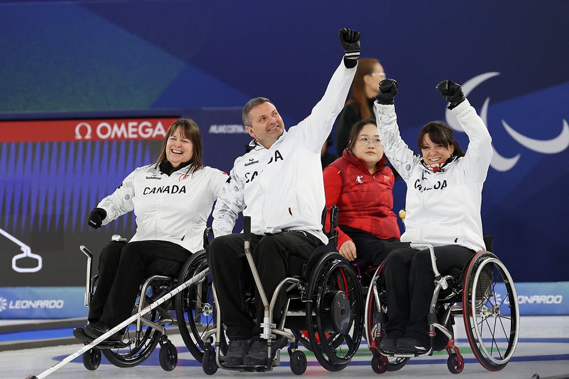 Колинда Джозеф из Канады, Марк Айдисон из Канады и Ина Форрест из Канады празднуют победу после завоевания золотой медали, Кортина д'Ампеццо, Италия, 14 марта 2026 года Фото: Louisa Gouliamaki / REUTERS / Scanpix / LETA