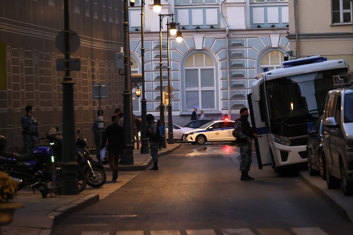 Сотрудники полиции дежурят у офиса Wildberries после стрельбы, Москва, 18 сентября 2024 года. Фото: Bai Xueqi / Xinhua / Sipa / Scanpix / LETA