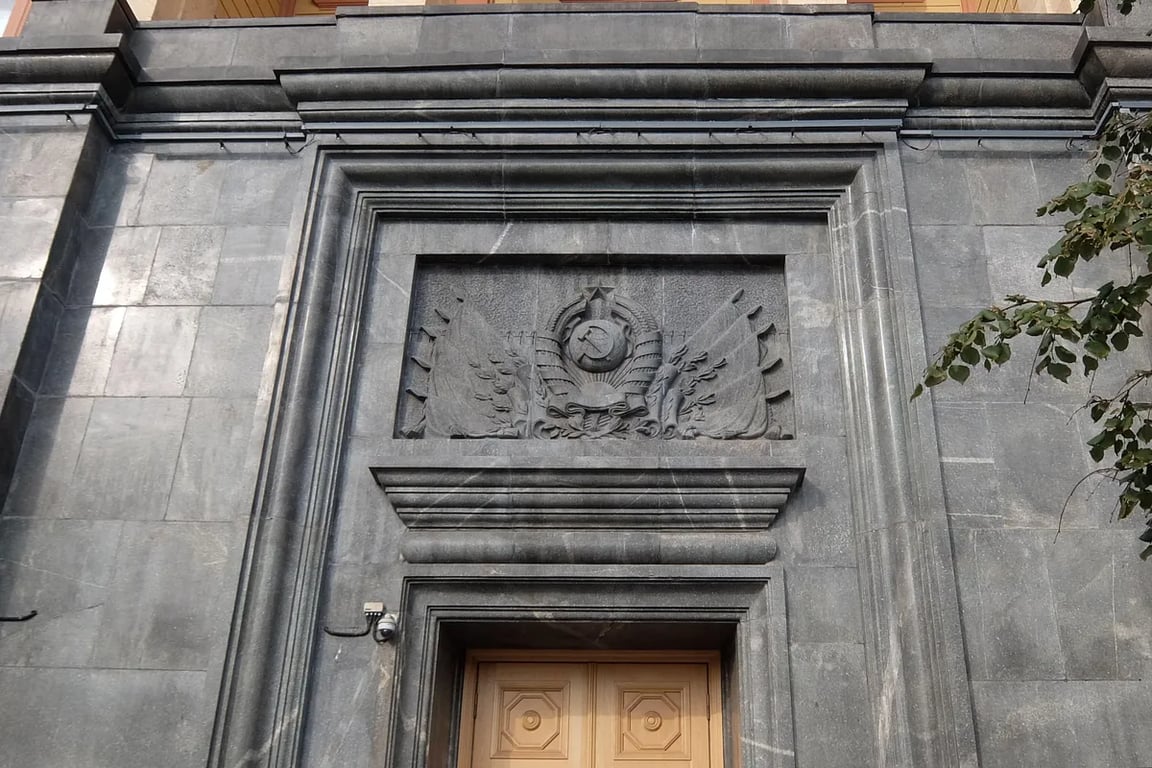 The entrance to the FSB building, formerly the KGB building, on Moscow’s Lubyanka Square. Photo: World History Archive / Alamy / Vidapress
