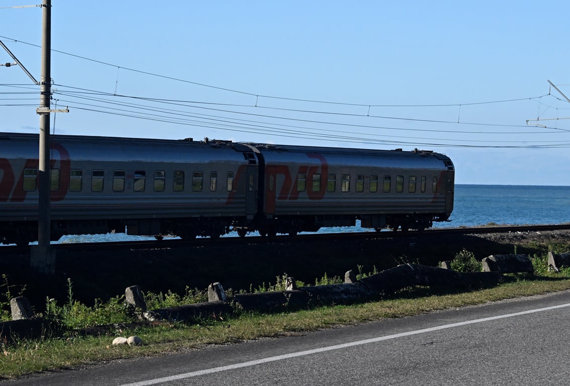 Российский пассажирский поезд движется по побережью Черного моря в Абхазии, Грузия, 20 ноября 2024 года. Фото: Анатолий Жданов / Коммерсантъ / Sipa USA / Vida Press