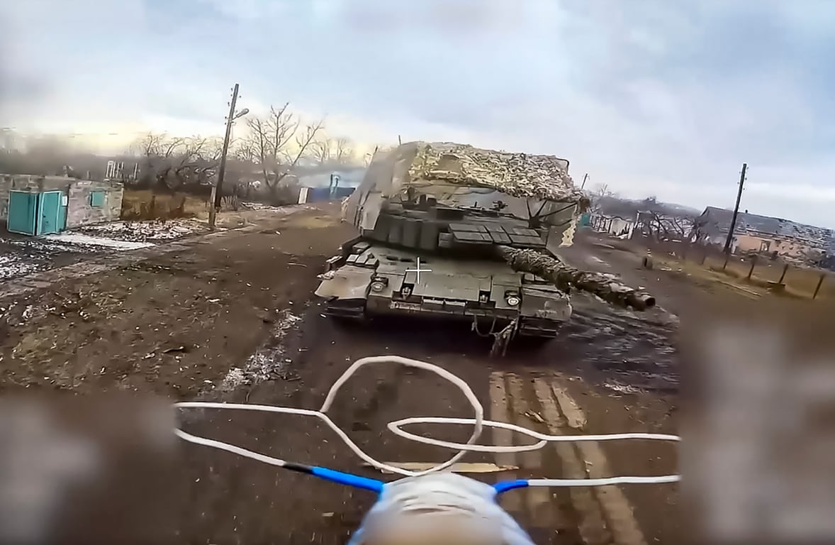 Кадр из видео Минобороны России, на котором российский FPV-дрон с взрывчаткой атакует танк Leopard, Курская область, 16 января 2025 года. Фото: Министерство обороны России / EPA