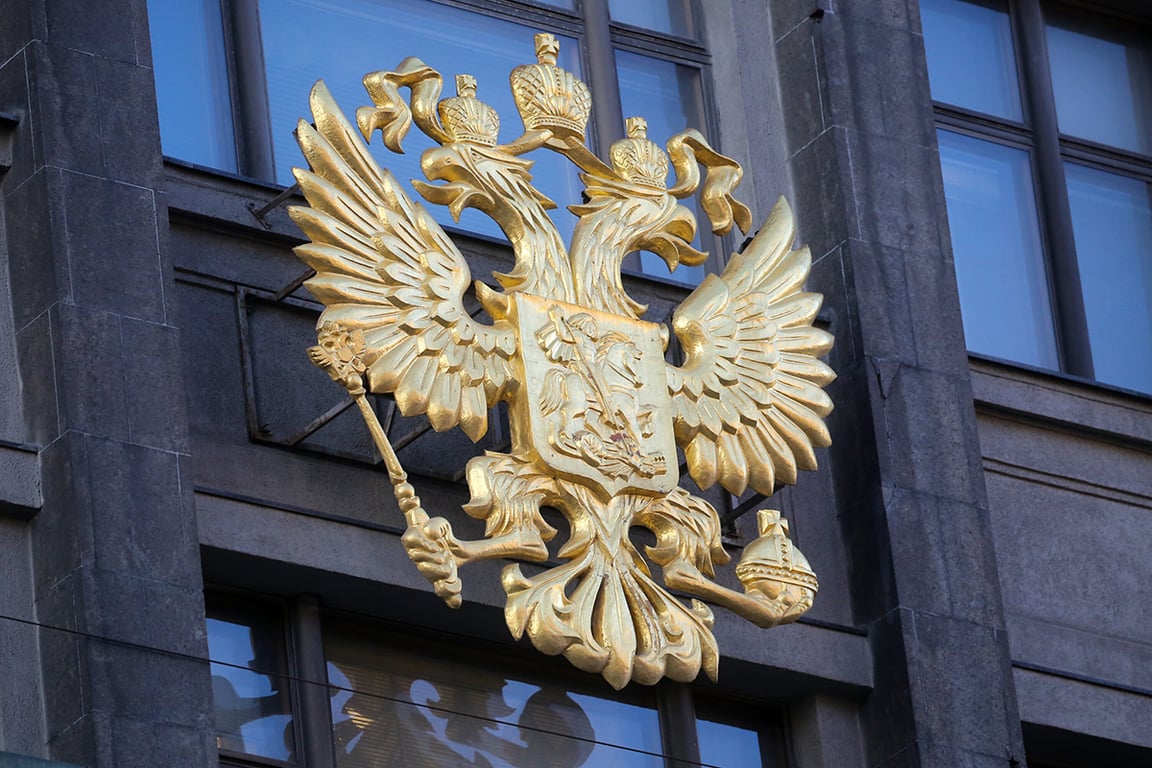 Герб на здании Государственной думы Российской Федерации в Москве. Фото: Софья Сандурская / Агентство «Москва»