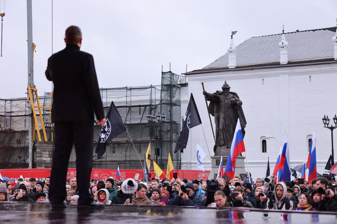 Губернатор Вологодской области Георгий Филимонов на фоне памятника Ивану Грозному, Вологда, 4 ноября 2025 года. Фото:  телеграм-канал Филимонова