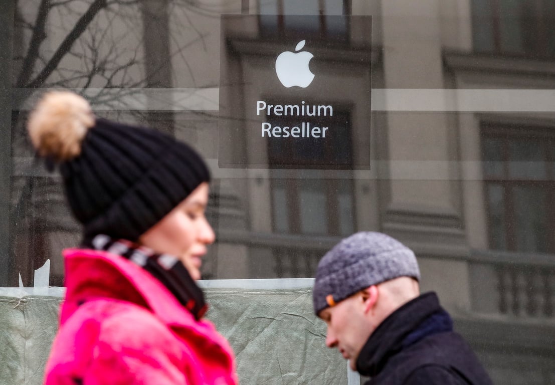 Muscovites pass a former Apple stockist in Moscow, 10 February 2023. Photo: EPA / Yuri Kochetkov