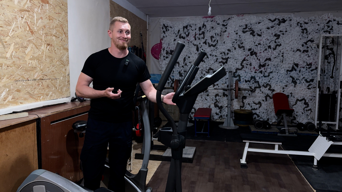 Игорь Чёрный показывает обустроенный детский центр и спортзал. Фото: Дарья Литовченко / «Новости Донбасса»