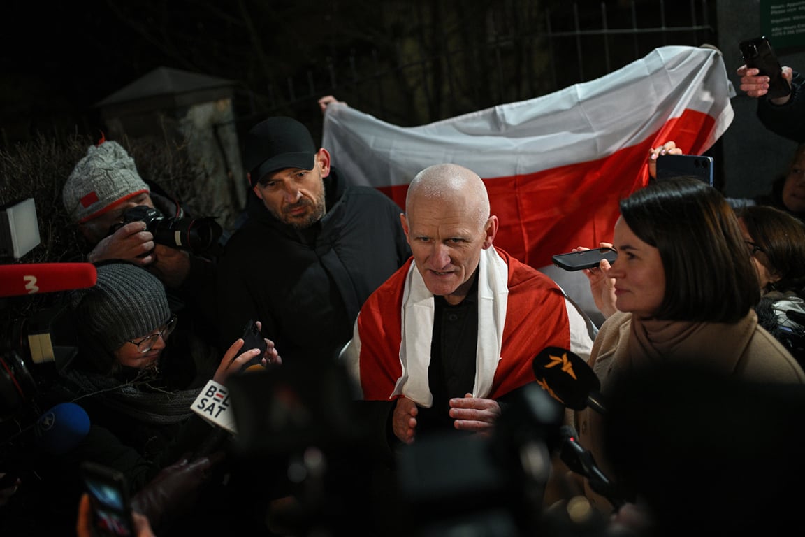 Алесь Беляцкий у посольства США в Вильнюсе, Литва, 13 декабря 2025 года. Фото: Valdemar Doveiko / EPA