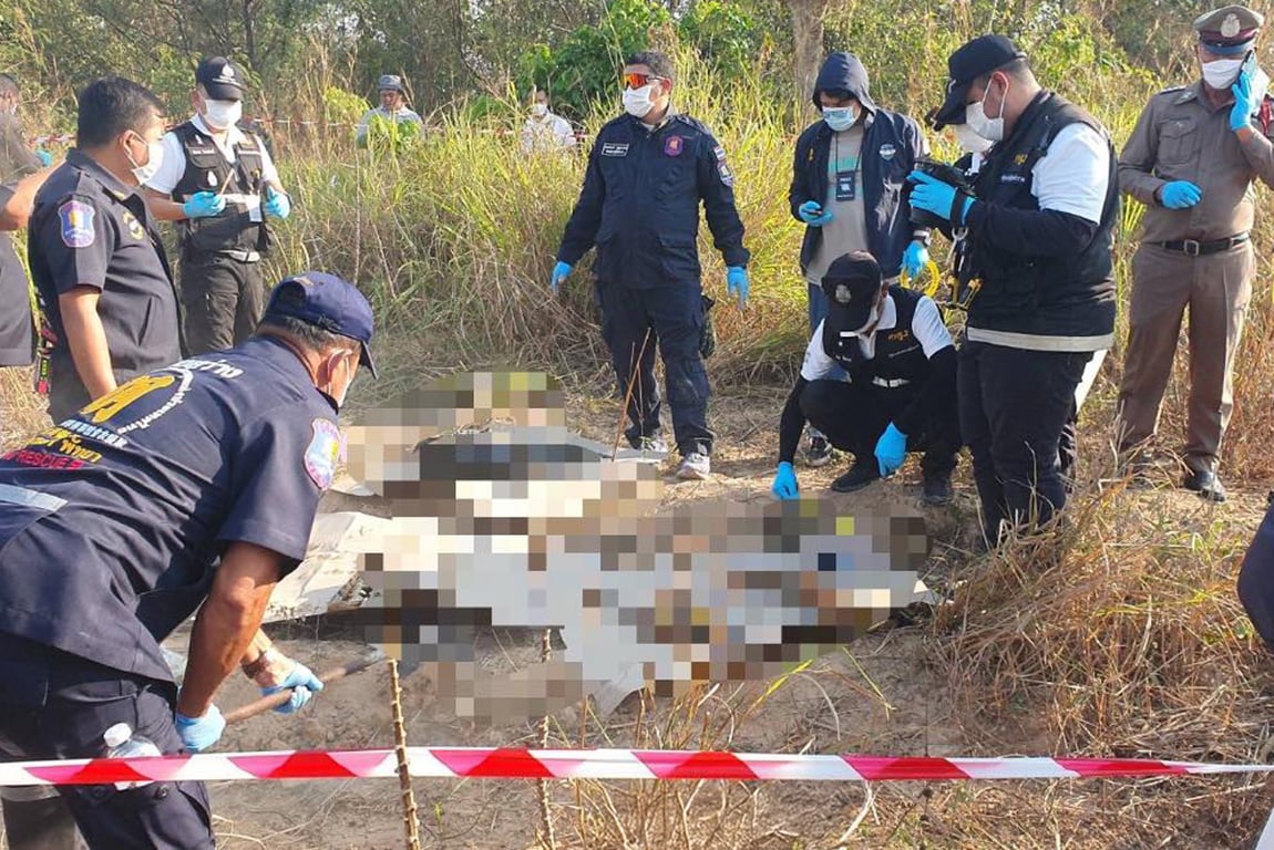 Сотрудники полиции и экстренных служб на месте обнаружения останков Михаила Емельянова. Фото:  Pattaya Rescue