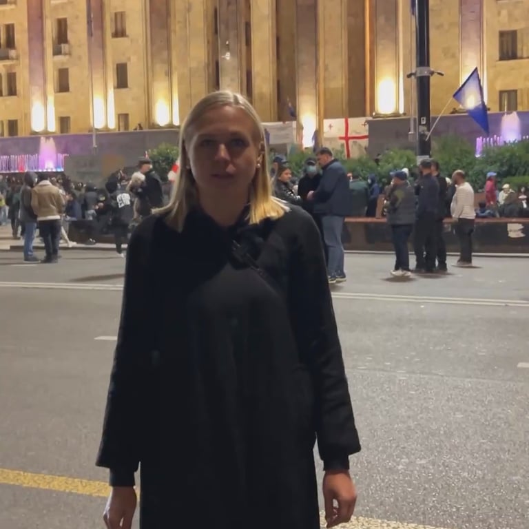 Элина Валтонен у грузинского парламента, Тбилиси, 14 октября 2025 года. Фото: @elinavaltonen /  X