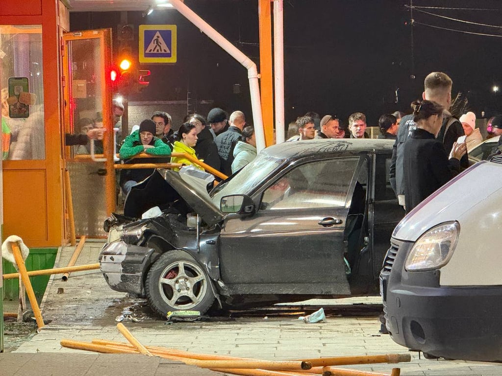 Автомобиль, водитель которого насмерть сбил двух девочек в Ревде. Фото: Алина Щекотова, Ревда-инфо