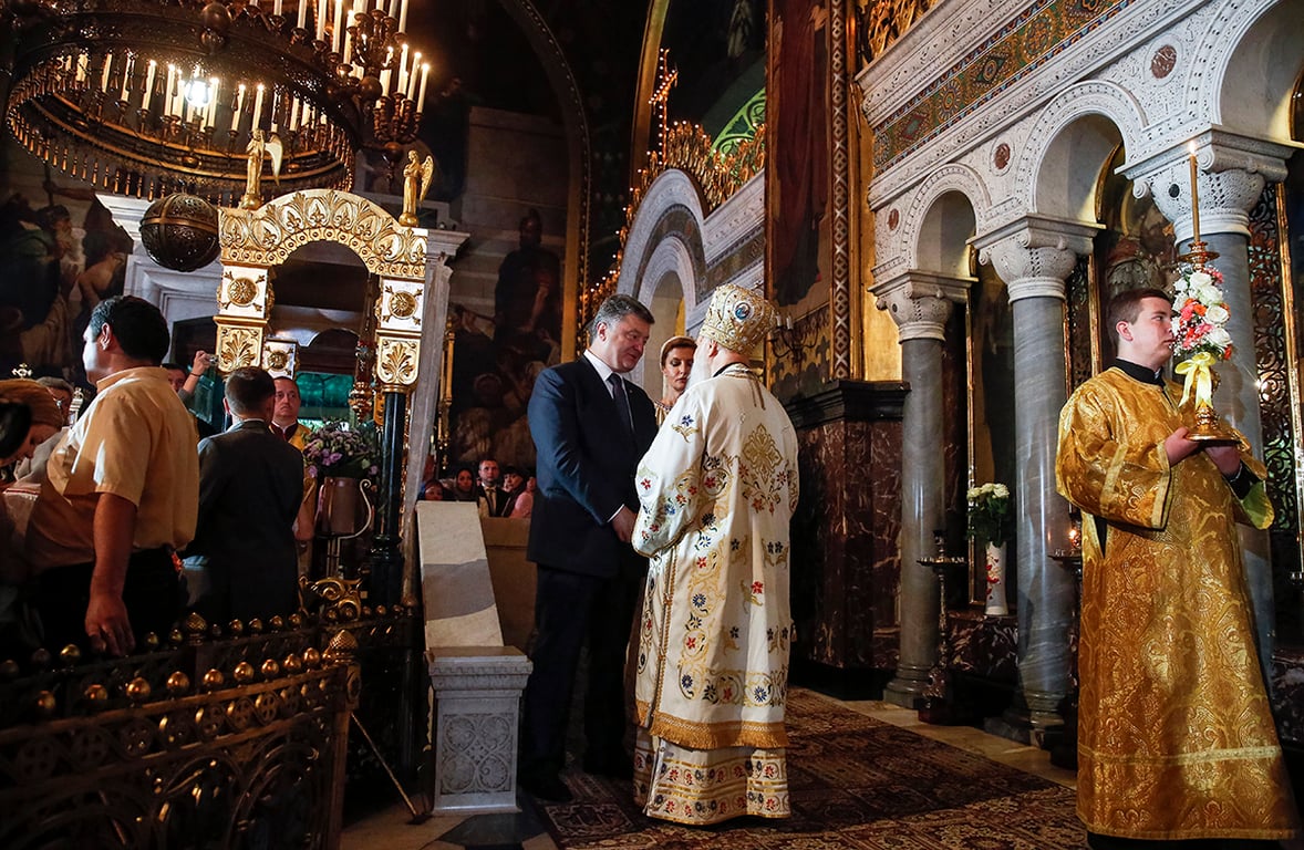 Президент Украины Петр Порошенко беседует с Патриархом Украинской православной церкви Киевского патриархата Филаретом во время молебна по случаю 1000-летия преставления Владимира Великого в Свято-Владимирском соборе в Киеве, Украина, 28 июля 2015 года. Фото: Roman Pilipey / EPA