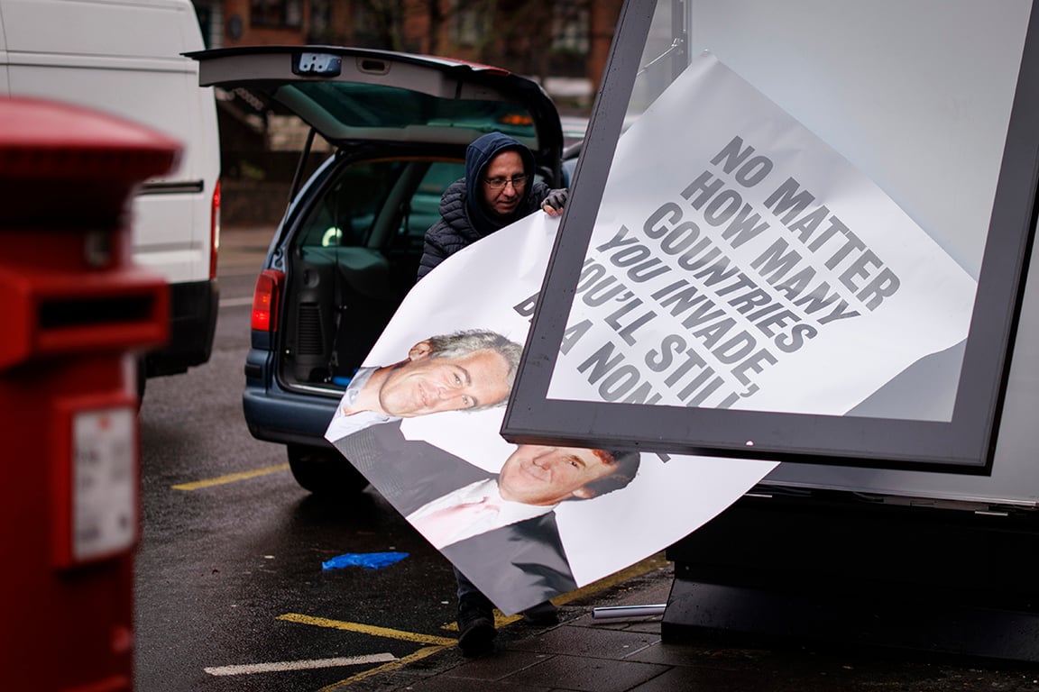 Плакат с надписью «Независимо от того, во сколько стран вы вторгнетесь, вы все равно останетесь никем», возле посольства США в Лондоне, Великобритания, 9 января 2026 года. Фото: Tolga Akmen / EPA