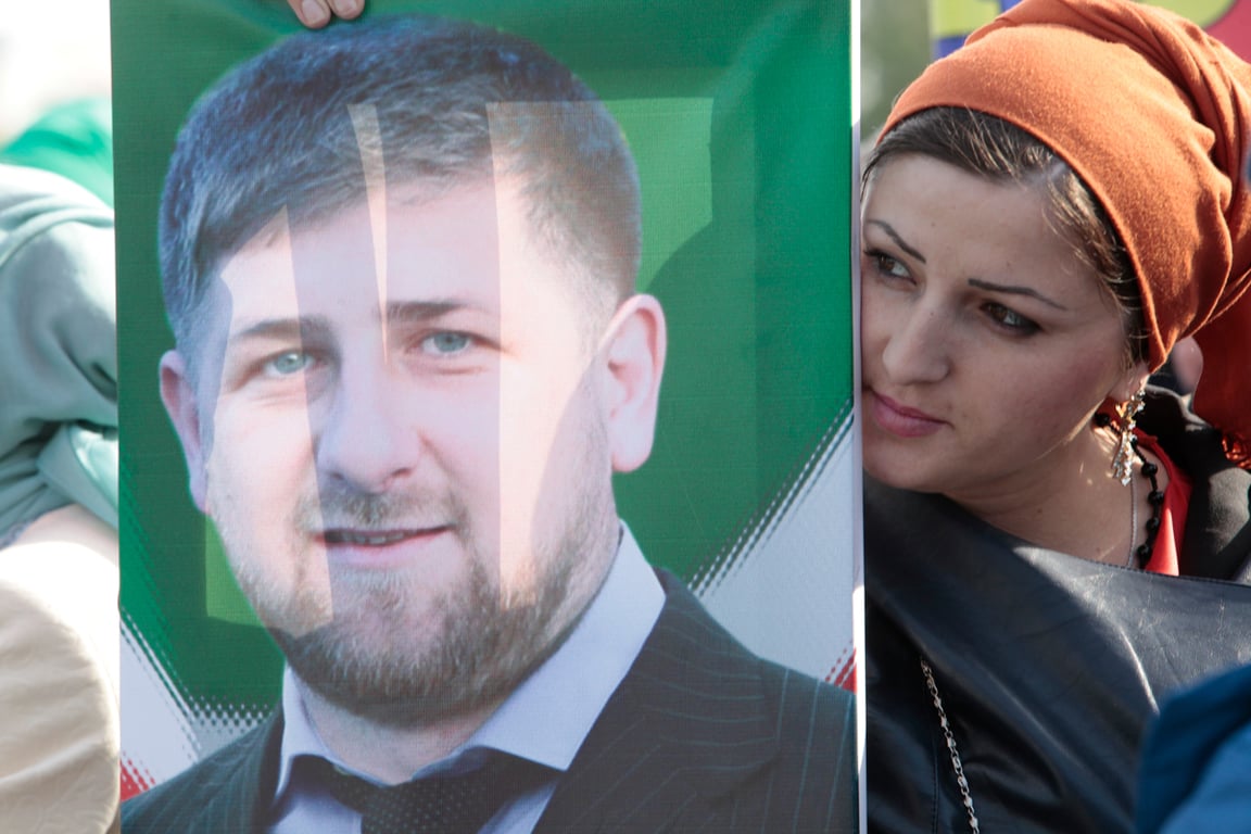 Женщина с портретом Рамзана Кадырова во время митинга в Грозном, Чечня, 4 ноября 2015 года. Фото: Musa Sadulayev / AP Photo / Scanpix / LETA