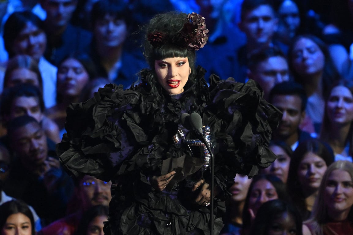 Леди Гага принимает награду «Артист года» во время церемонии MTV Video Music Awards в Нью-Йорке, США, 7 сентября 2025 года. Фото: Angela Weiss / AFP / Scanpix / LETA