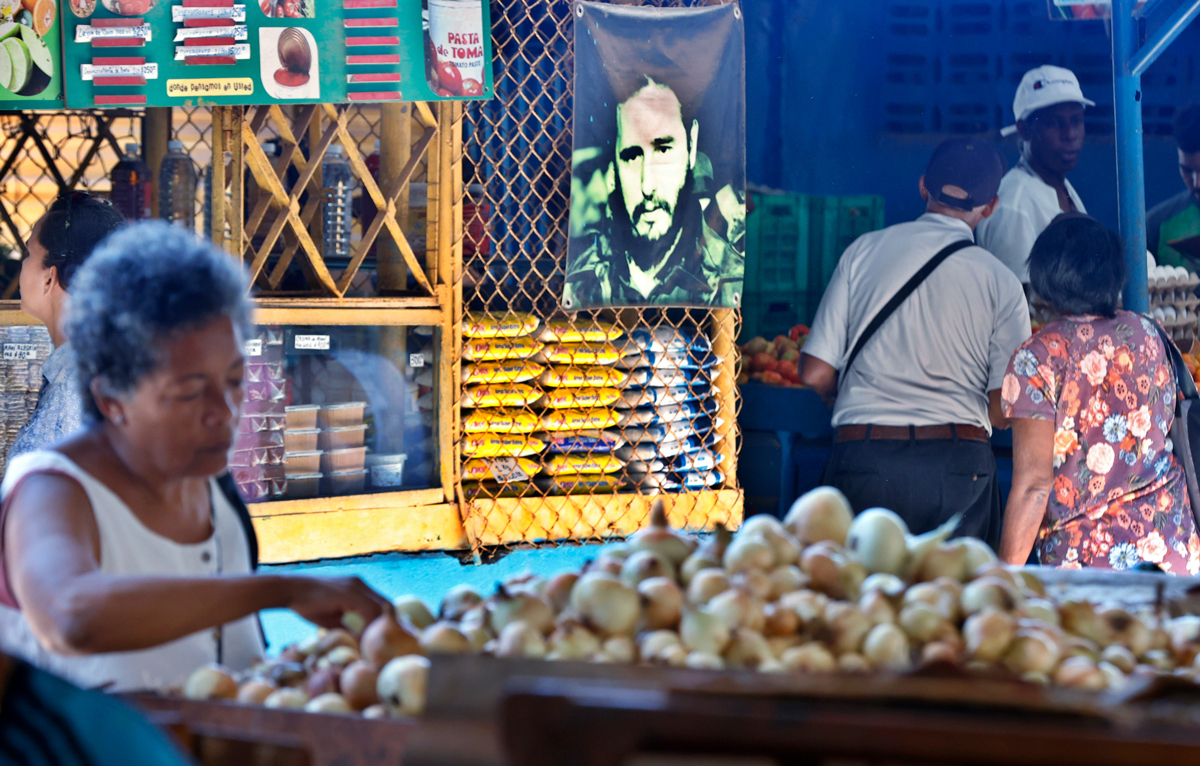 Изображение Фиделя Кастро на фермерском рынке в Гаване, Куба, 17 февраля 2026 года. Фото: Ernesto Mastrascusa / EPA