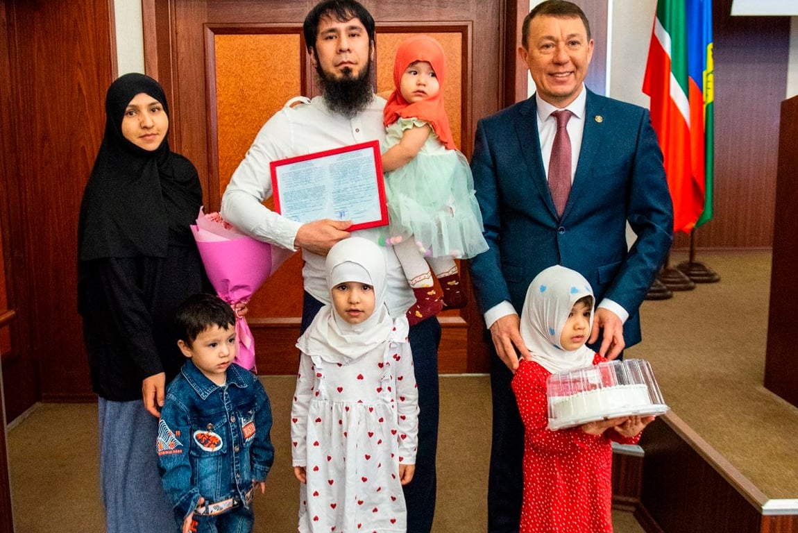 амиль Муллин после выдачи жилищного сертификата семье из Таджикистана. Фото: страница Муллина в  VK