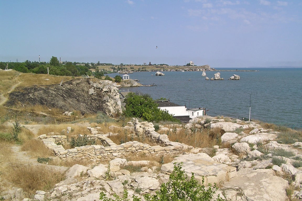 Городище Мирмекий на мысе Карантинный, 2007 год. Фото: Denis Vitchenko / Wikimedia (CC BY-SA 3.0)