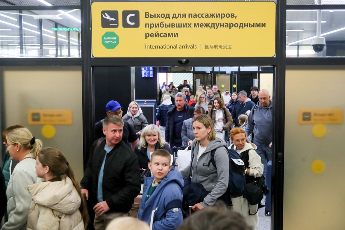 Пассажиры в аэропорту Шереметьево. Фото: Василий Кузьмичёнок / АГН «Москва»