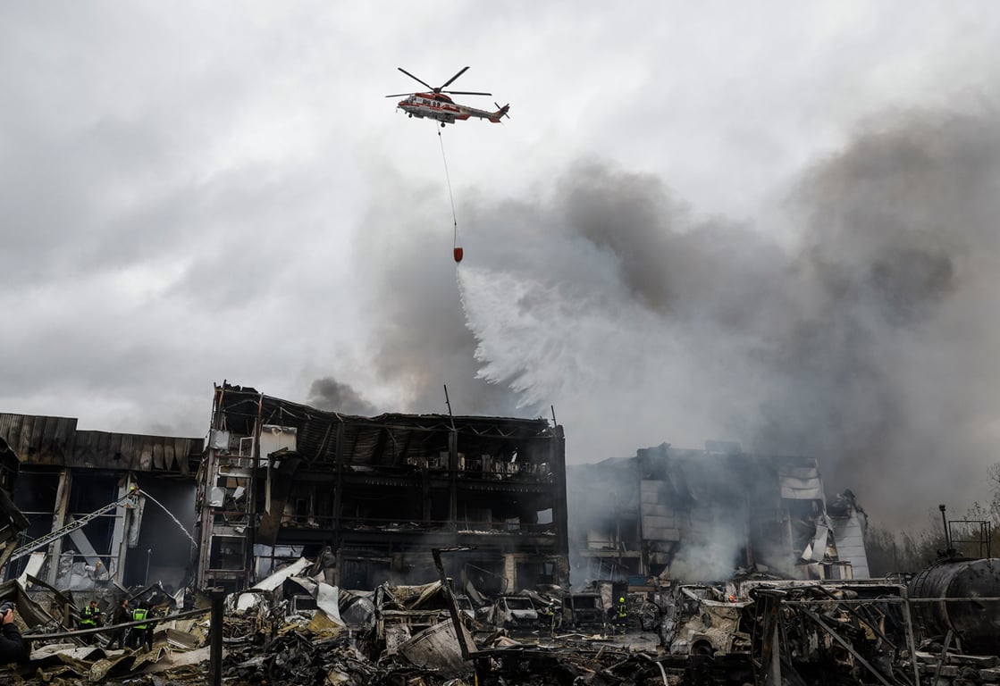 Спасатели с вертолёта тушат огонь после российского удара по Киеву, Украина, 25 октября 2025 года. Фото: Sergey Dolzhenko / EPA