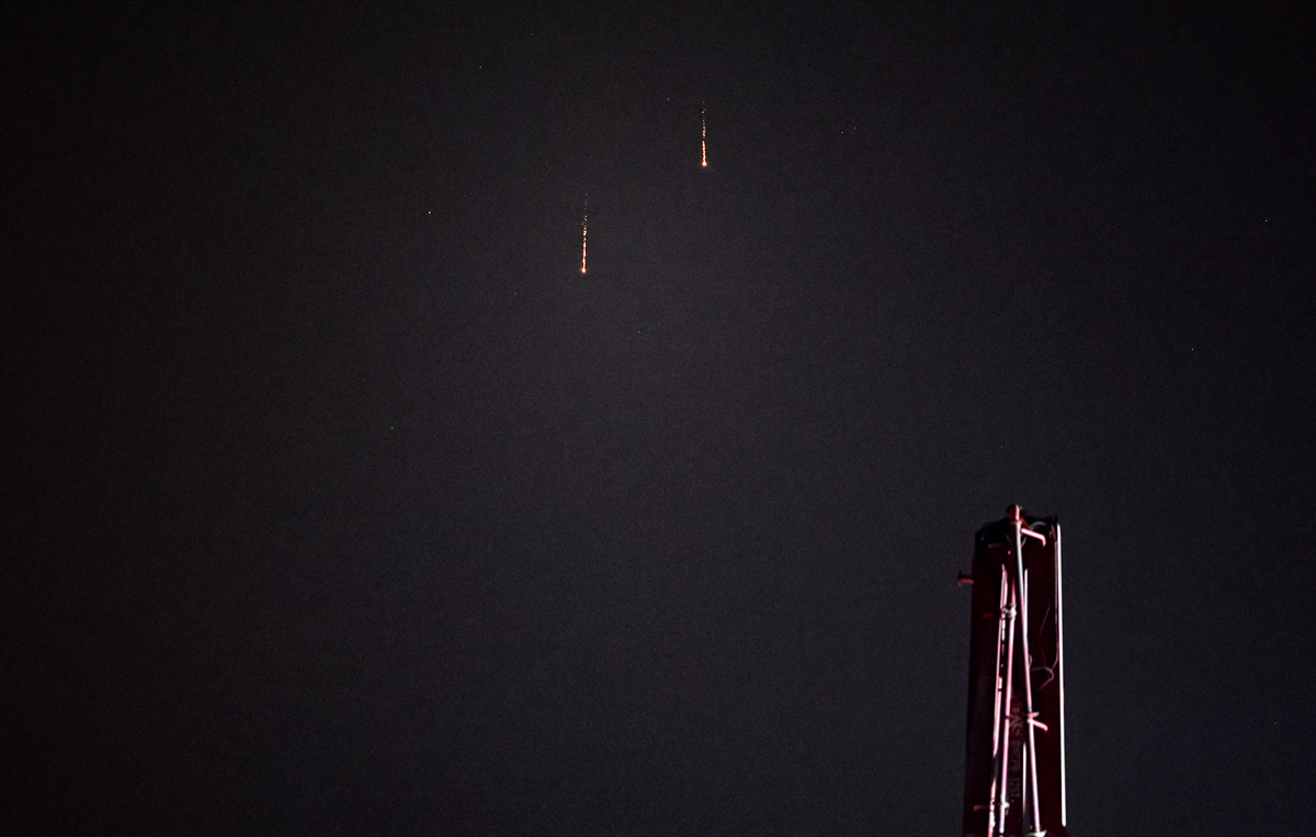 Вспышки и дым в небе над Дубаем после перехвата ракеты, ОАЭ, 1 марта 2026 года. Фото: EPA